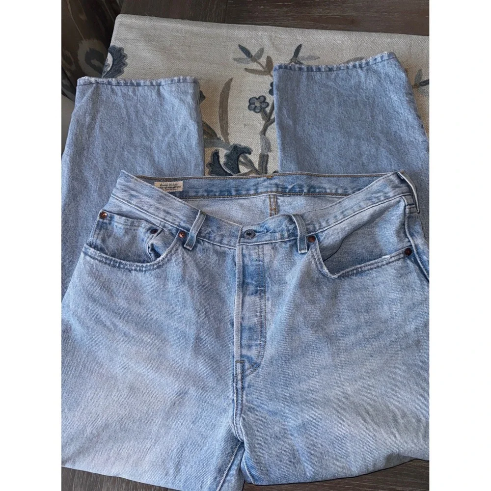 Levi's Premium 501 boyfriend  Fit Light Wash Distressed Denim‎ Jeans Women's - Picture 4 of 10